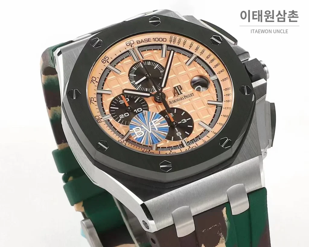 오데마피게 로열오크 오프쇼어 크로노그래프 플래티넘 톤 세라믹 베젤 오토매틱 44mm 실버 / 블랙 멀티컬러 러버 스트랩