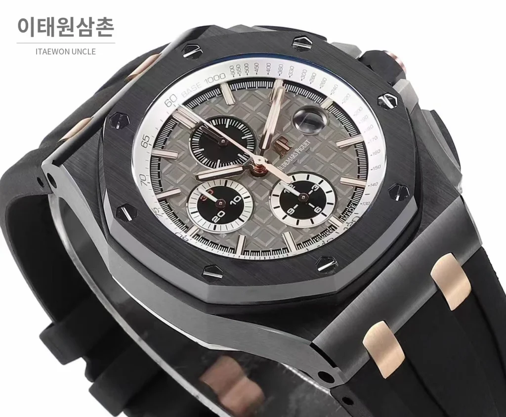 오데마피게 로열오크 오프쇼어 크로노그래프 플래티넘 톤 세라믹 베젤 오토매틱 44mm 실버 / 블랙 블랙 러버 스트랩 (4)