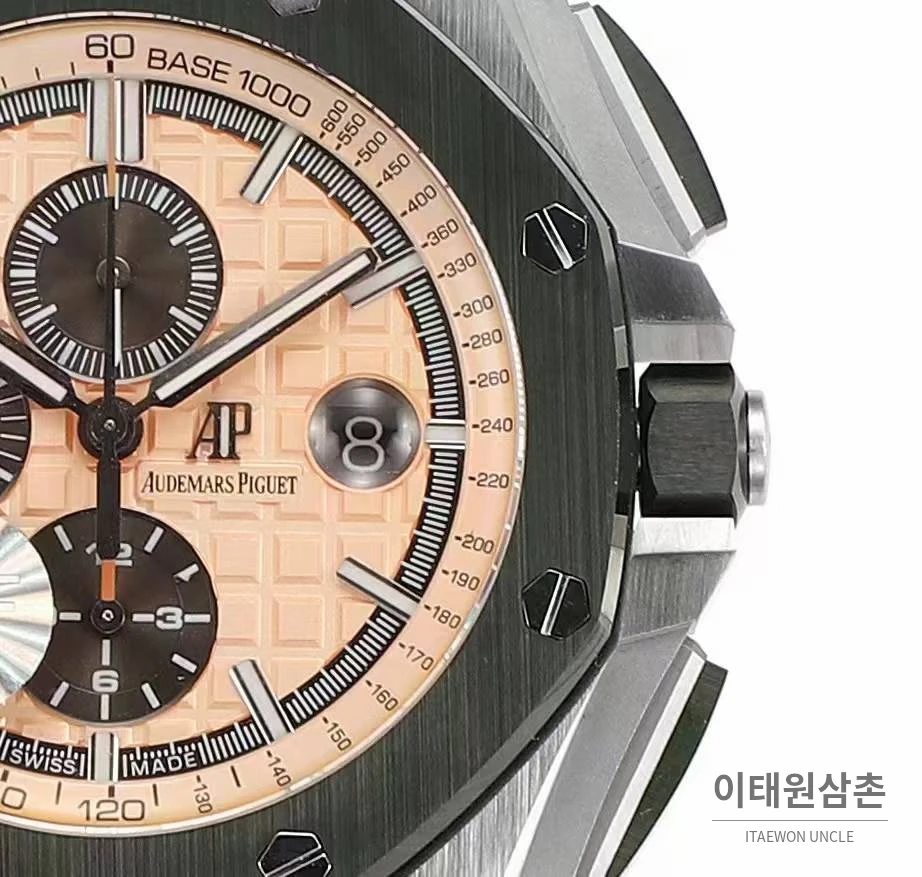오데마피게 로열오크 오프쇼어 크로노그래프 플래티넘 톤 세라믹 베젤 오토매틱 44mm 실버 / 블랙 멀티컬러 러버 스트랩