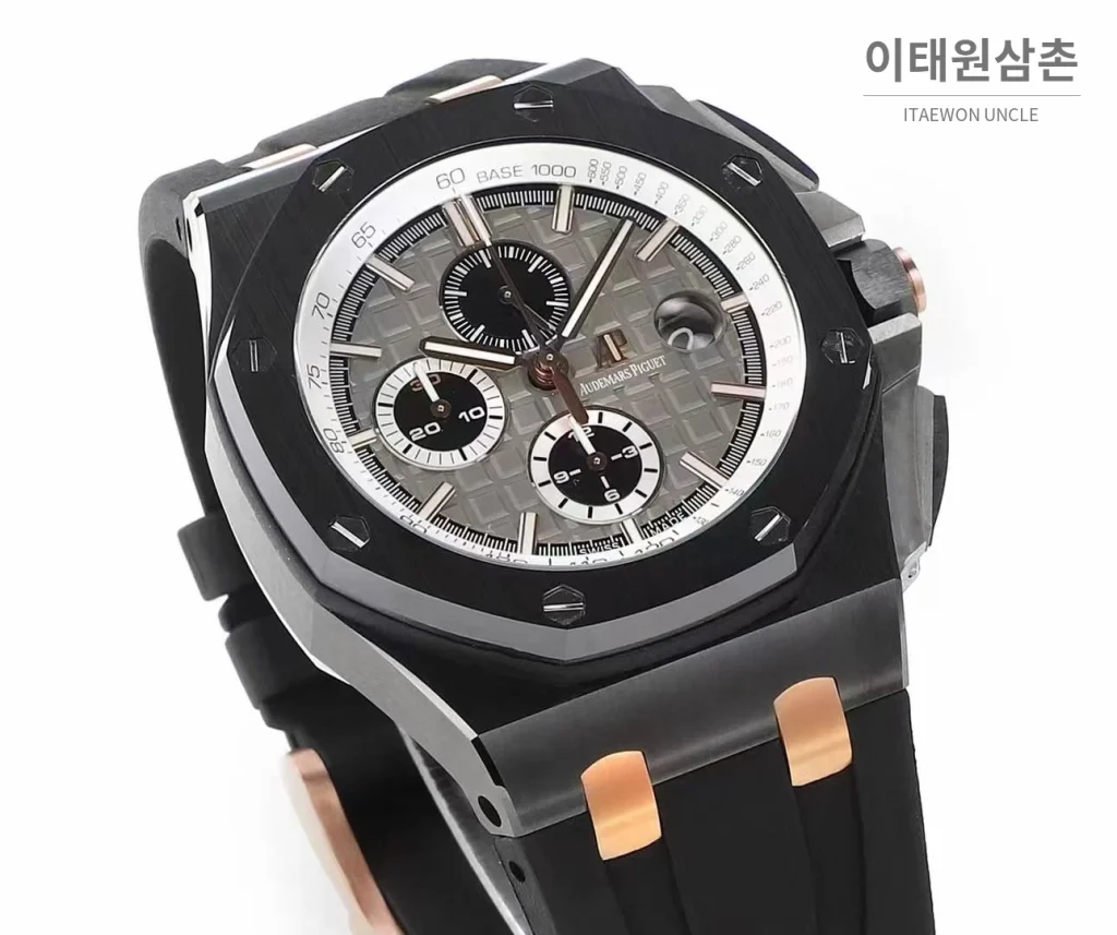 오데마피게 로열오크 오프쇼어 크로노그래프 플래티넘 톤 세라믹 베젤 오토매틱 44mm 실버 / 블랙 블랙 러버 스트랩 (4)