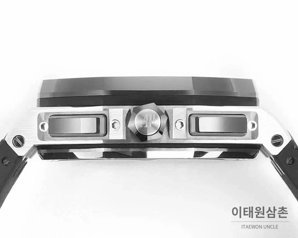 오데마피게 로열오크 오프쇼어 크로노그래프 플래티넘 톤 세라믹 베젤 오토매틱 44mm 실버 / 블랙 블랙 러버 스트랩 (2)