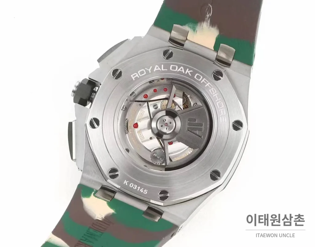 오데마피게 로열오크 오프쇼어 크로노그래프 플래티넘 톤 세라믹 베젤 오토매틱 44mm 실버 / 블랙 멀티컬러 러버 스트랩