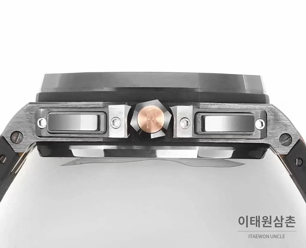 오데마피게 로열오크 오프쇼어 크로노그래프 플래티넘 톤 세라믹 베젤 오토매틱 44mm 실버 / 블랙 블랙 러버 스트랩 (4)