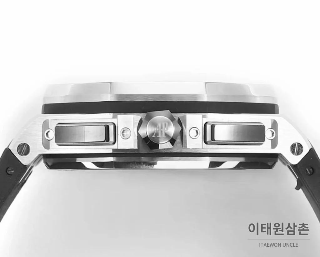 오데마피게 로열오크 오프쇼어 크로노그래프 플래티넘 톤 세라믹 베젤 오토매틱 44mm 실버 / 블랙 블랙 러버 스트랩 (3)