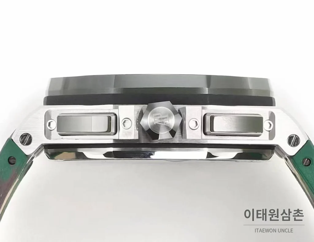 오데마피게 로열오크 오프쇼어 크로노그래프 플래티넘 톤 세라믹 베젤 오토매틱 44mm 실버 / 블랙 멀티컬러 러버 스트랩