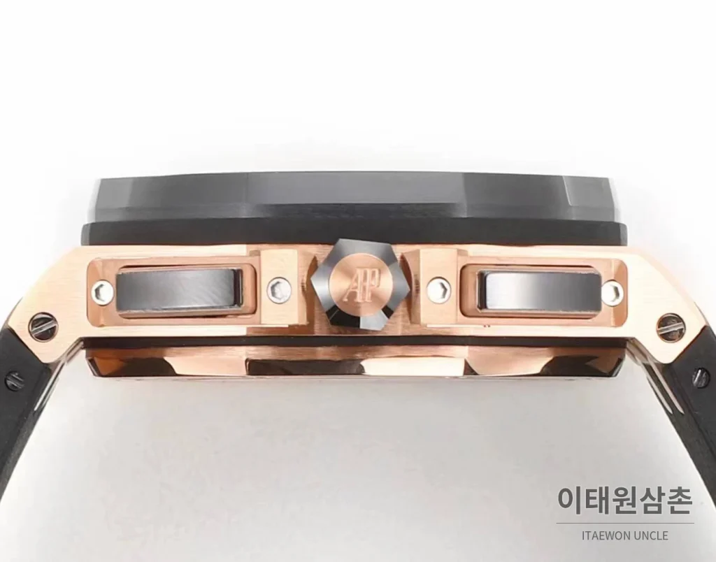 오데마피게 로열오크 오프쇼어 크로노그래프 플래티넘 톤 세라믹 베젤 오토매틱 44mm 실버 / 블랙 블랙 러버 스트랩 (5)