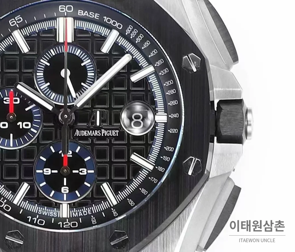 오데마피게 로열오크 오프쇼어 크로노그래프 플래티넘 톤 세라믹 베젤 오토매틱 44mm 실버 / 블랙 블랙 러버 스트랩 (2)