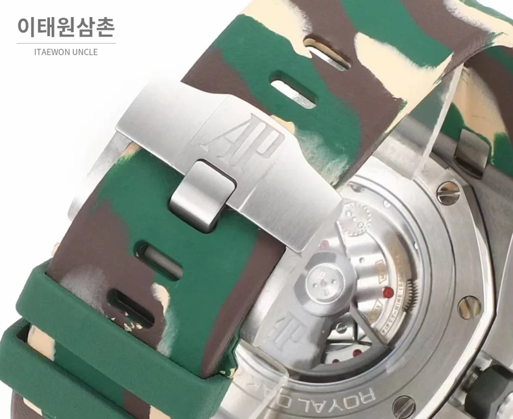 오데마피게 로열오크 오프쇼어 크로노그래프 플래티넘 톤 세라믹 베젤 오토매틱 44mm 실버 / 블랙 멀티컬러 러버 스트랩