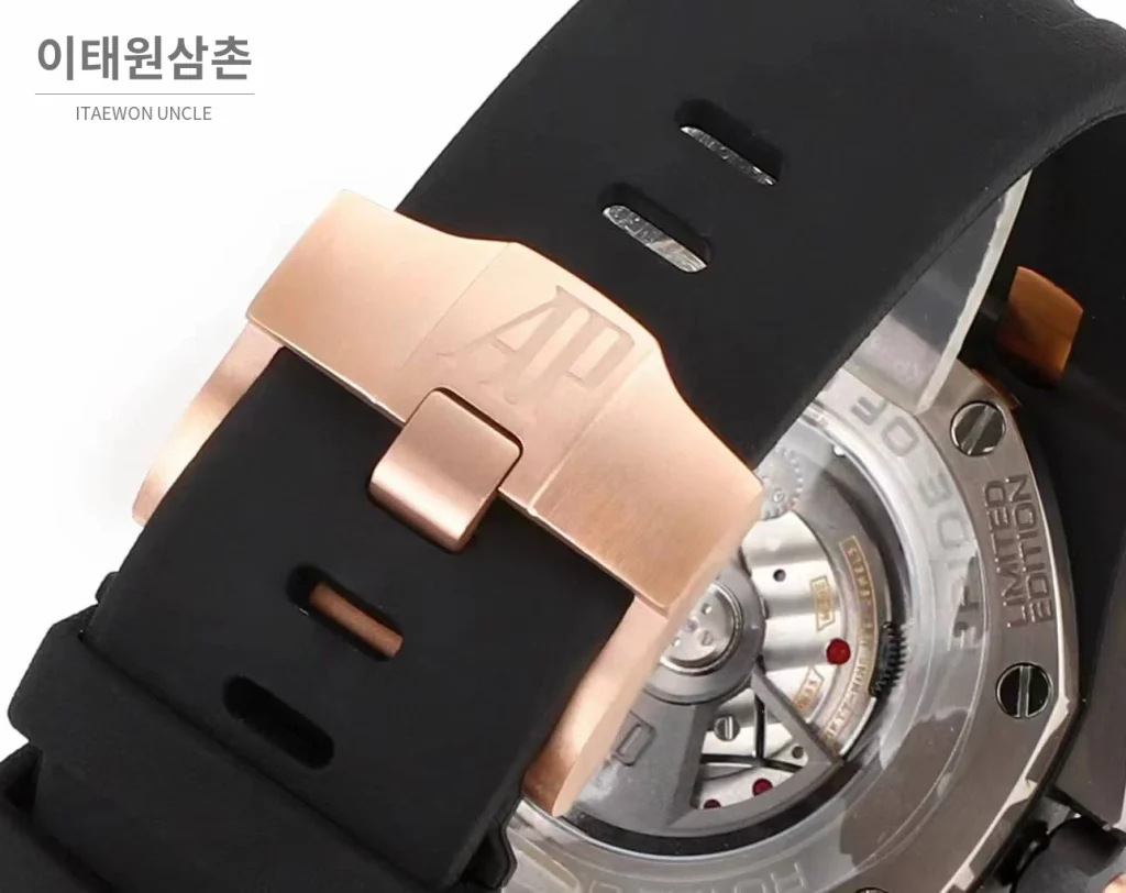 오데마피게 로열오크 오프쇼어 크로노그래프 플래티넘 톤 세라믹 베젤 오토매틱 44mm 실버 / 블랙 블랙 러버 스트랩 (4)