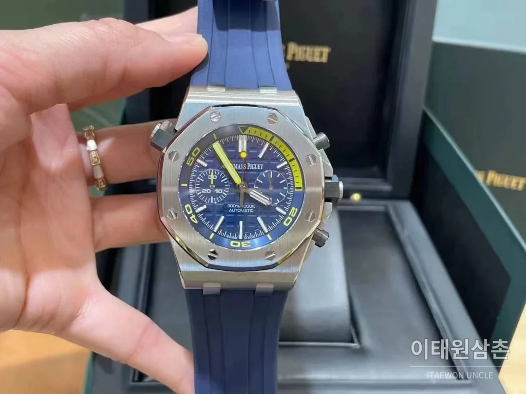 오데마피게 로열오크 오프쇼어 크로노그래프 스틸 블랙다이얼 오토매틱 42mm 블루 러버 스트랩