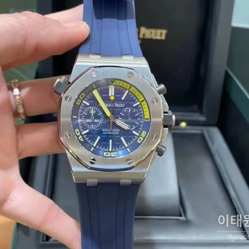 오데마피게 로열오크 오프쇼어 크로노그래프 스틸 블랙다이얼 오토매틱 42mm 블루 러버 스트랩