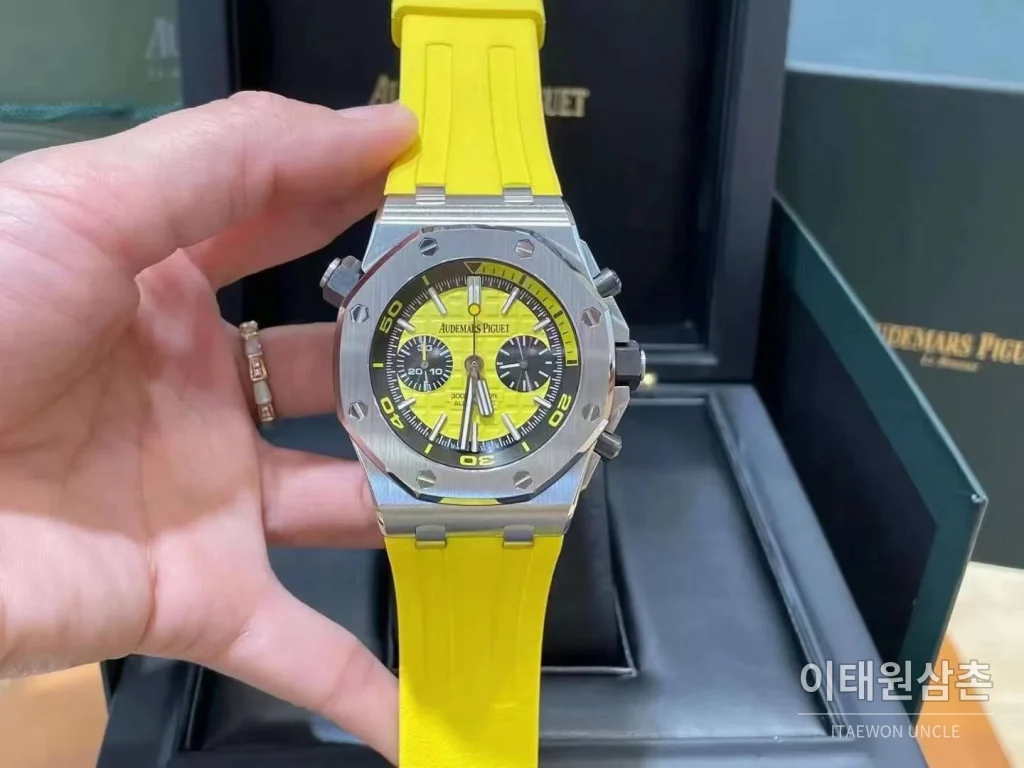 오데마피게 로열오크 오프쇼어 크로노그래프 스틸 블랙다이얼 오토매틱 42mm 옐로우 러버 스트랩