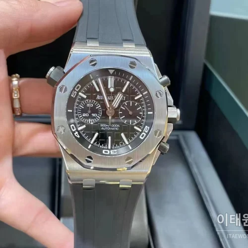 오데마피게 로열오크 오프쇼어 크로노그래프 스틸 블랙다이얼 오토매틱 42mm 블랙 러버 스트랩 (2)