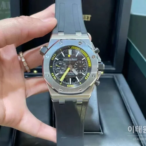 오데마피게 로열오크 오프쇼어 크로노그래프 스틸 블랙다이얼 오토매틱 42mm 블랙 러버 스트랩