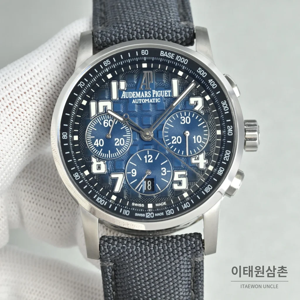오데마피게 로얄오크 오프쇼어 크로노그래프 스틸 오토매틱 41mm 26048 블루 다이얼 그레이 나일론 스트랩 실버 베젤