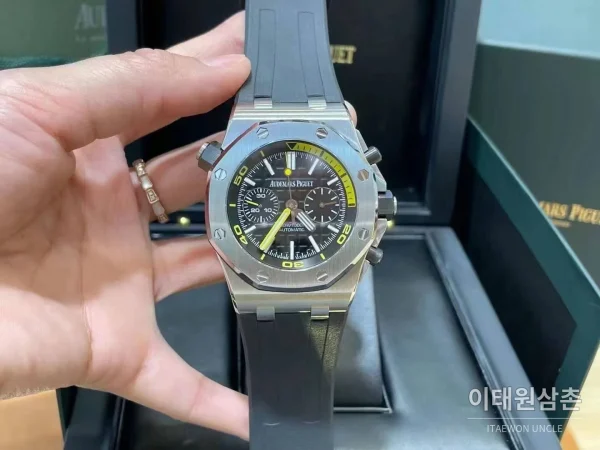 오데마피게 로열오크 오프쇼어 크로노그래프 스틸 블랙다이얼 오토매틱 42mm 블랙 러버 스트랩