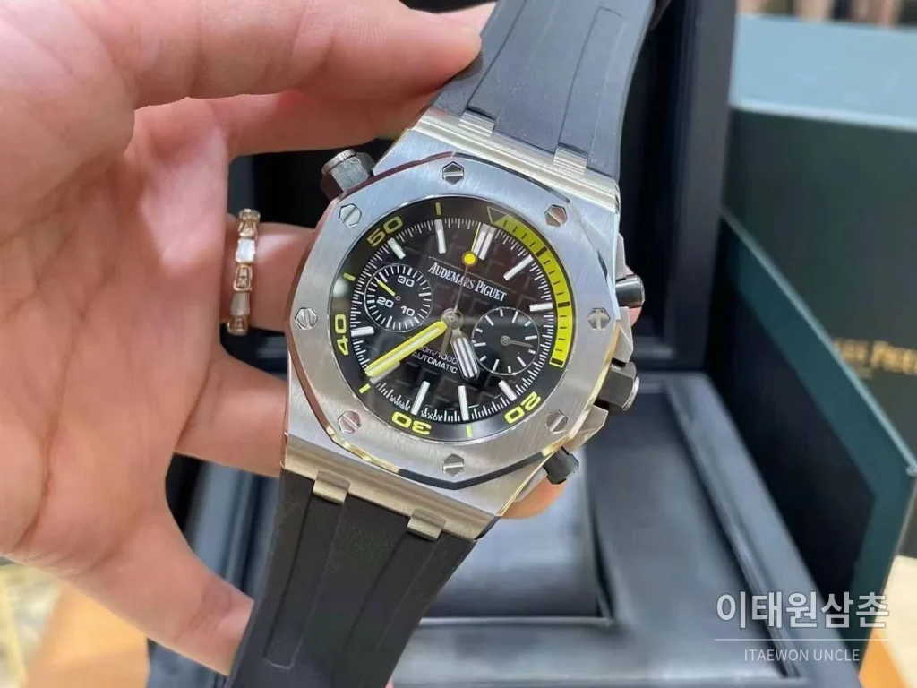 오데마피게 로열오크 오프쇼어 크로노그래프 스틸 블랙다이얼 오토매틱 42mm 블랙 러버 스트랩