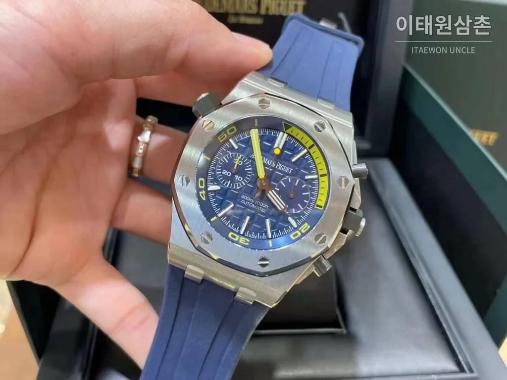 오데마피게 로열오크 오프쇼어 크로노그래프 스틸 블랙다이얼 오토매틱 42mm 블루 러버 스트랩