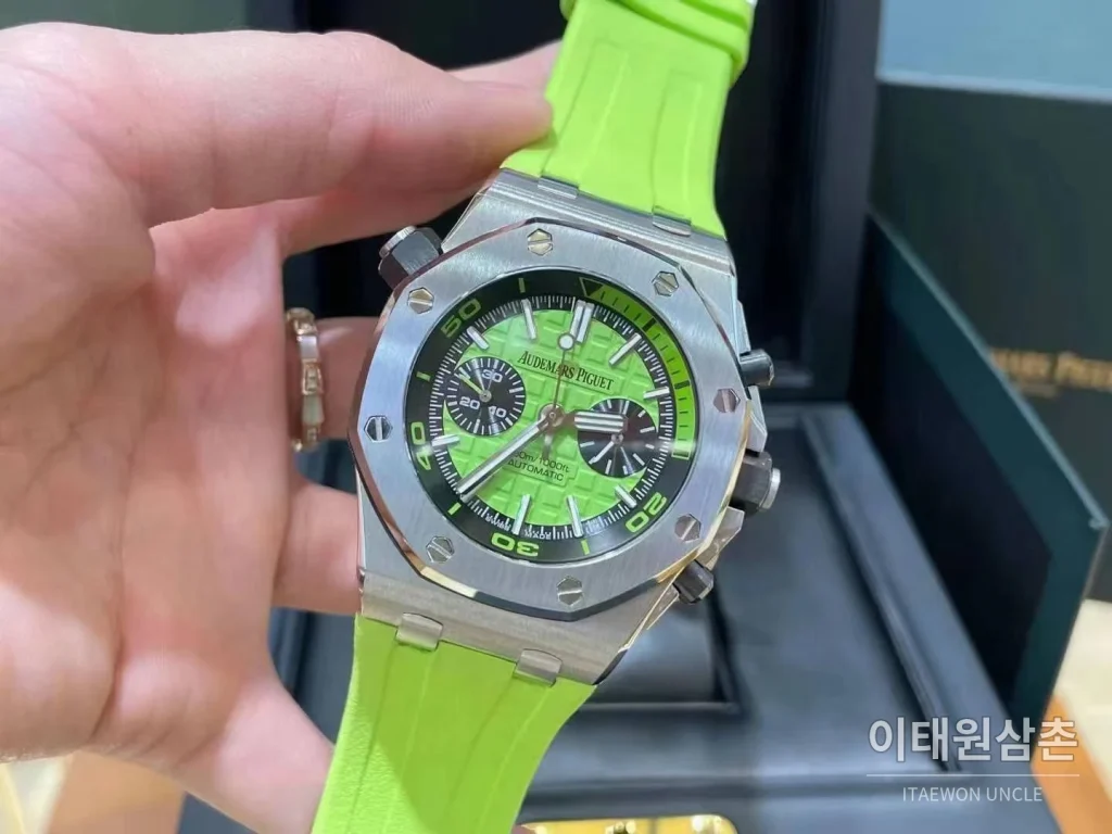 오데마피게 로열오크 오프쇼어 크로노그래프 스틸 블랙다이얼 오토매틱 42mm 그린 러버 스트랩