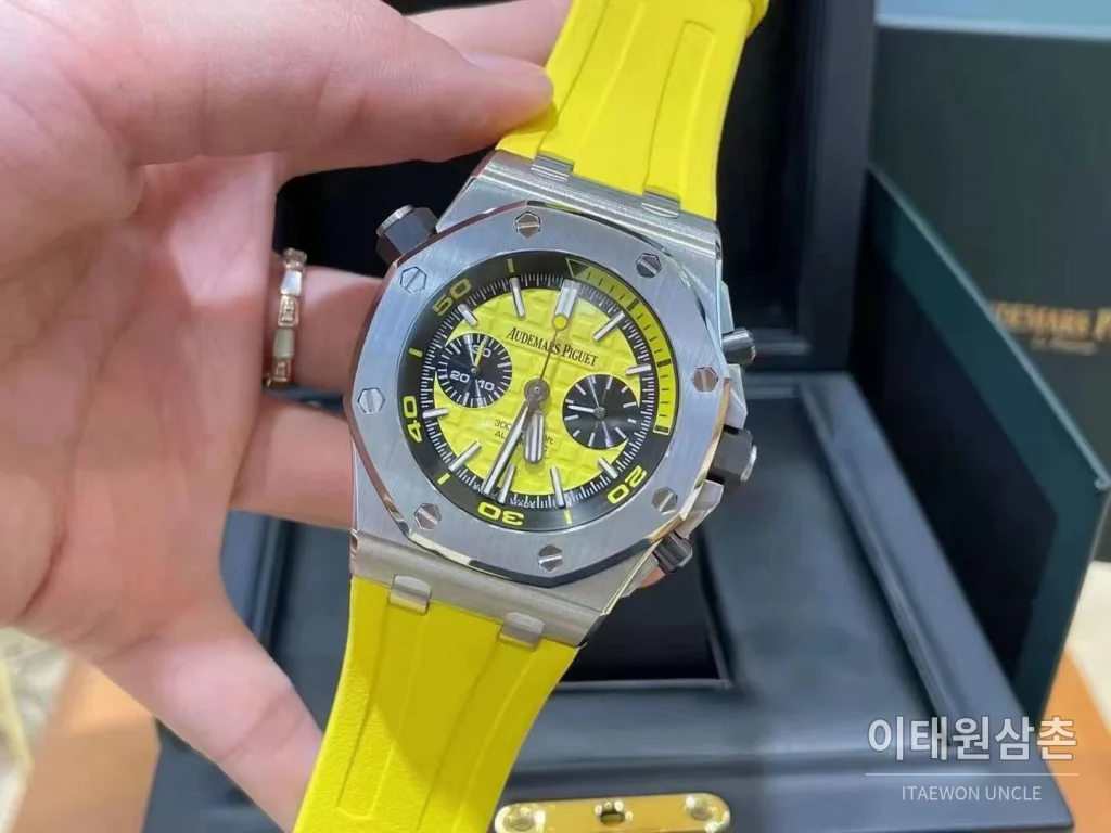 오데마피게 로열오크 오프쇼어 크로노그래프 스틸 블랙다이얼 오토매틱 42mm 옐로우 러버 스트랩