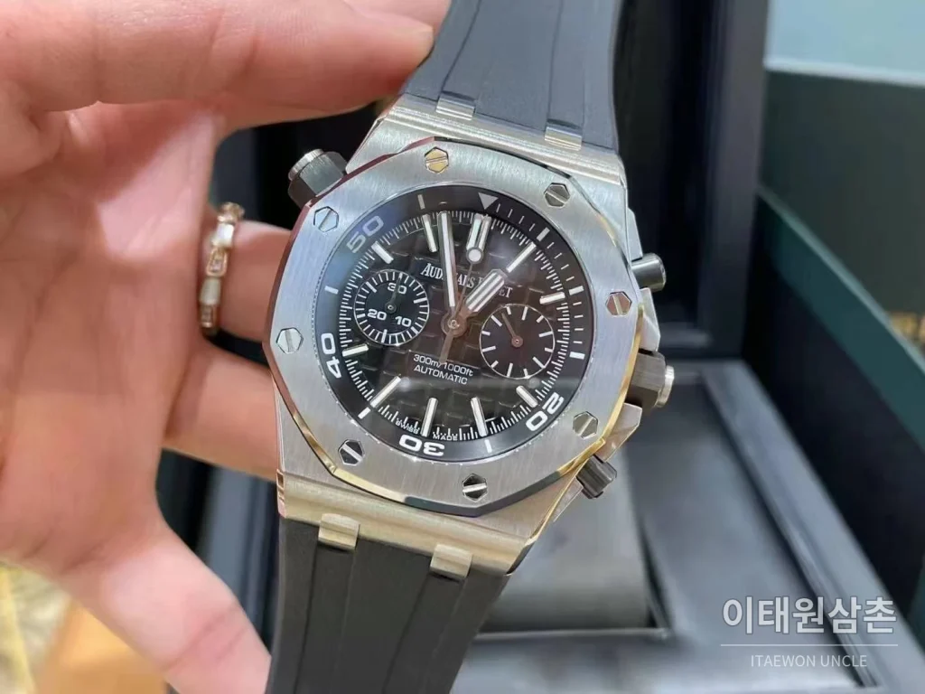 오데마피게 로열오크 오프쇼어 크로노그래프 스틸 블랙다이얼 오토매틱 42mm 블랙 러버 스트랩 (2)