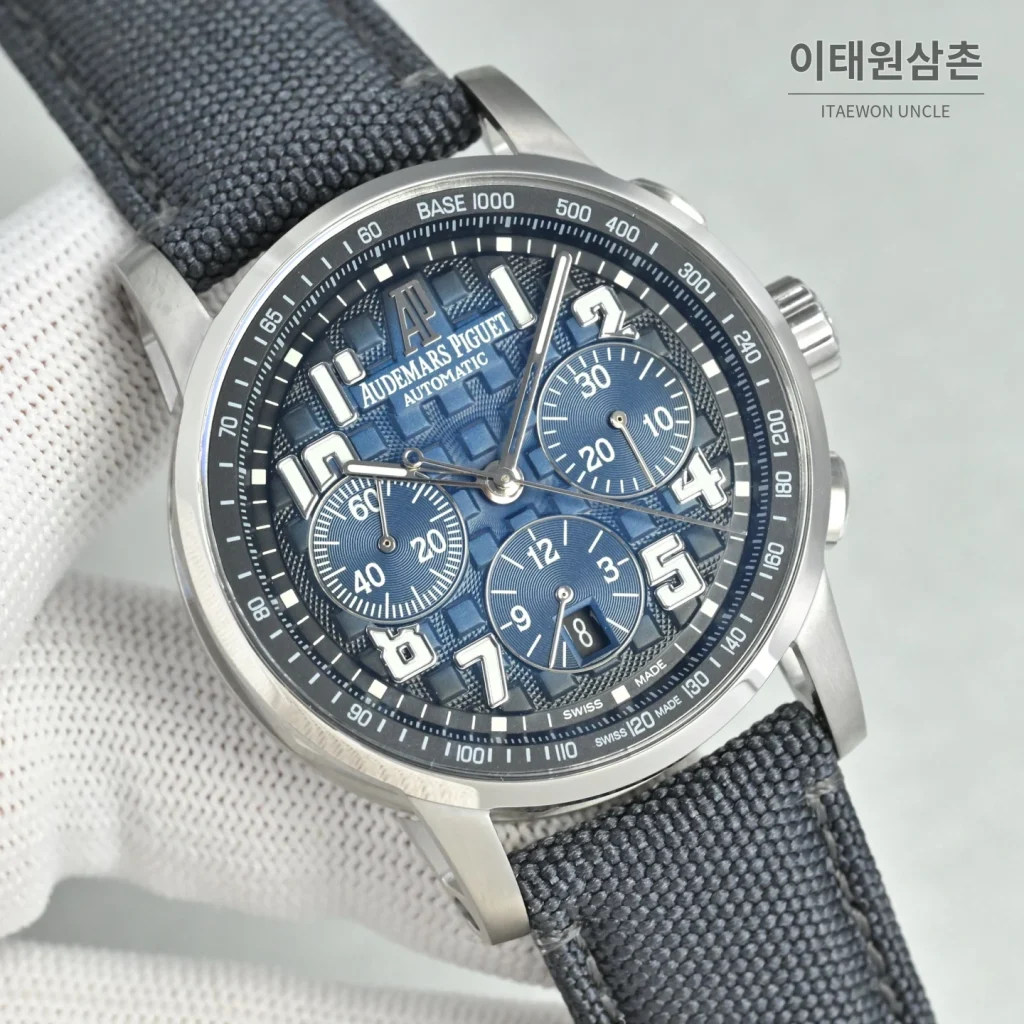 오데마피게 로얄오크 오프쇼어 크로노그래프 스틸 오토매틱 41mm 26048 블루 다이얼 그레이 나일론 스트랩 실버 베젤