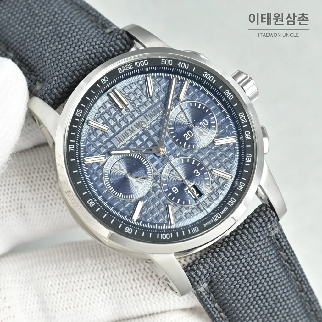 오데마피게 로얄오크 오프쇼어 크로노그래프 스틸 오토매틱 41mm 26048 블루 다이얼 그레이 나일론 스트랩