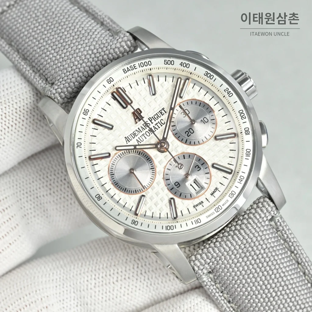 오데마피게 로얄오크 오프쇼어 크로노그래프 스틸 오토매틱 41mm 26048 화이트 다이얼 그레이 나일론 스트랩