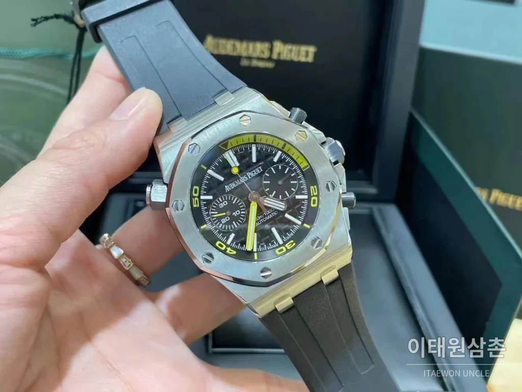 오데마피게 로열오크 오프쇼어 크로노그래프 스틸 블랙다이얼 오토매틱 42mm 블랙 러버 스트랩