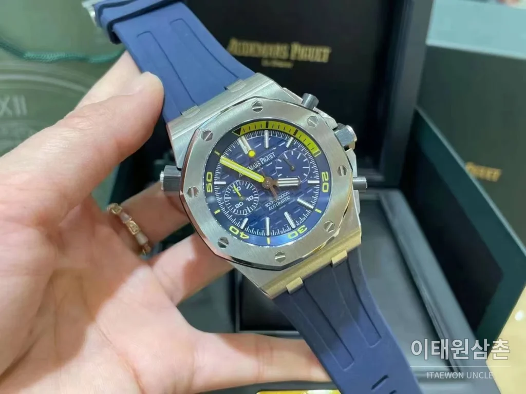 오데마피게 로열오크 오프쇼어 크로노그래프 스틸 블랙다이얼 오토매틱 42mm 블루 러버 스트랩