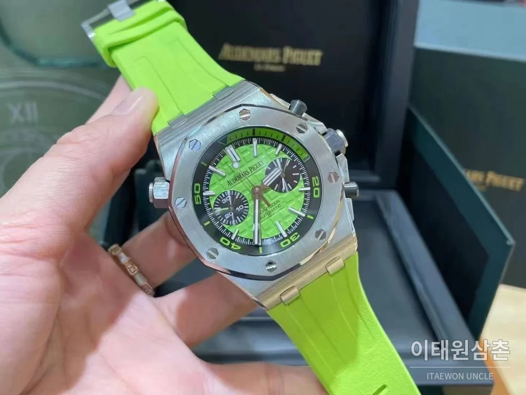 오데마피게 로열오크 오프쇼어 크로노그래프 스틸 블랙다이얼 오토매틱 42mm 그린 러버 스트랩