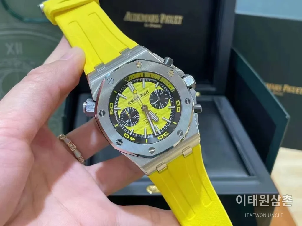 오데마피게 로열오크 오프쇼어 크로노그래프 스틸 블랙다이얼 오토매틱 42mm 옐로우 러버 스트랩