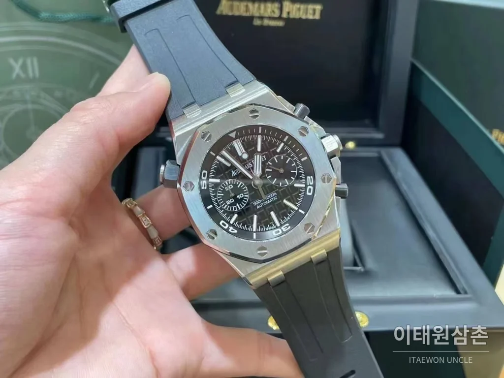 오데마피게 로열오크 오프쇼어 크로노그래프 스틸 블랙다이얼 오토매틱 42mm 블랙 러버 스트랩 (2)