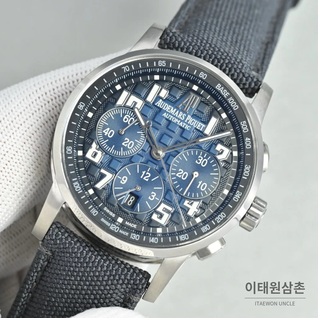 오데마피게 로얄오크 오프쇼어 크로노그래프 스틸 오토매틱 41mm 26048 블루 다이얼 그레이 나일론 스트랩 실버 베젤