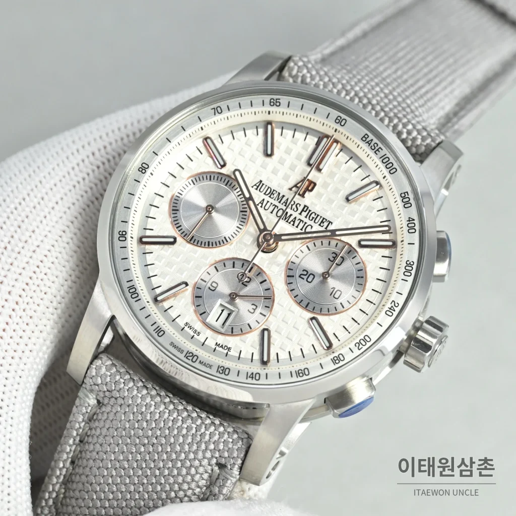 오데마피게 로얄오크 오프쇼어 크로노그래프 스틸 오토매틱 41mm 26048 화이트 다이얼 그레이 나일론 스트랩