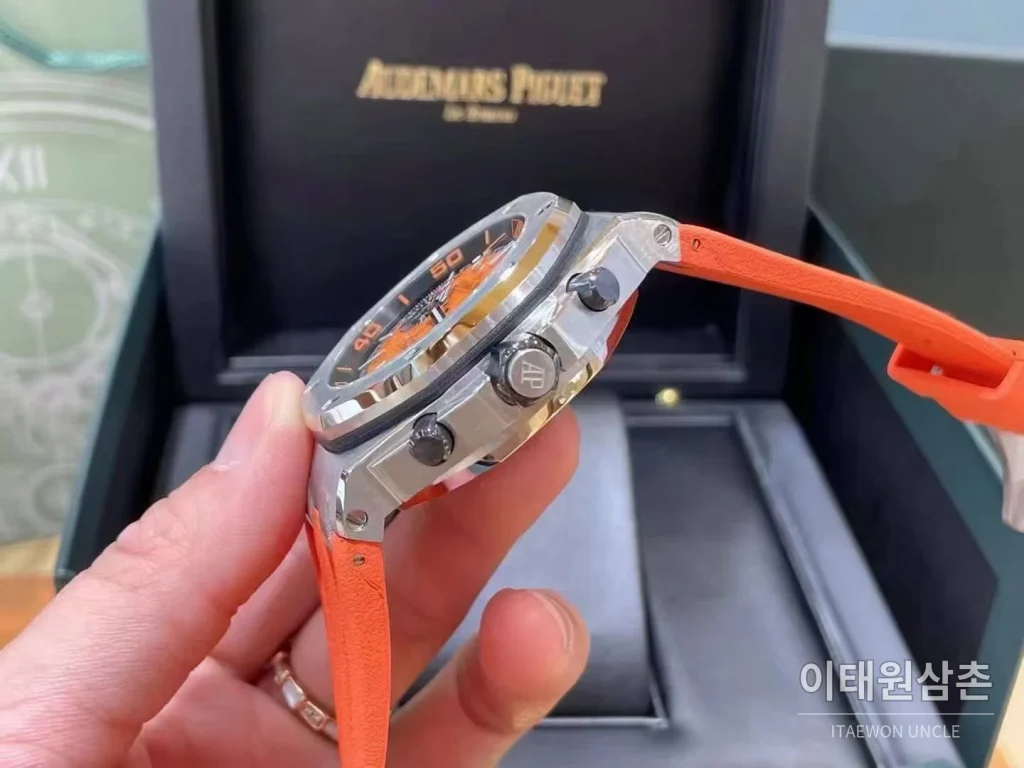 오데마피게 로열오크 오프쇼어 크로노그래프 스틸 블랙다이얼 오토매틱 42mm 오렌지 러버 스트랩