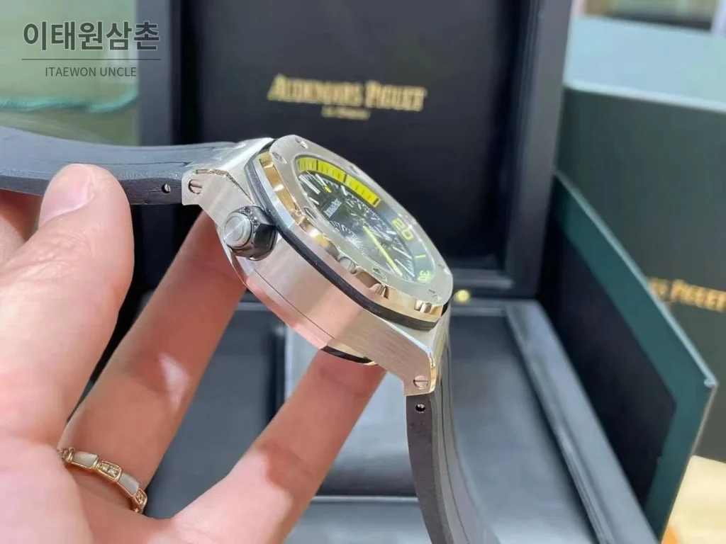 오데마피게 로열오크 오프쇼어 크로노그래프 스틸 블랙다이얼 오토매틱 42mm 블랙 러버 스트랩