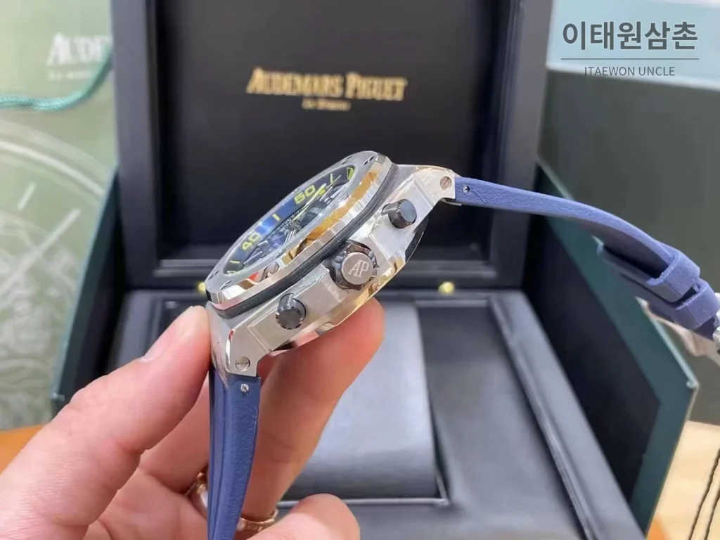 오데마피게 로열오크 오프쇼어 크로노그래프 스틸 블랙다이얼 오토매틱 42mm 블루 러버 스트랩