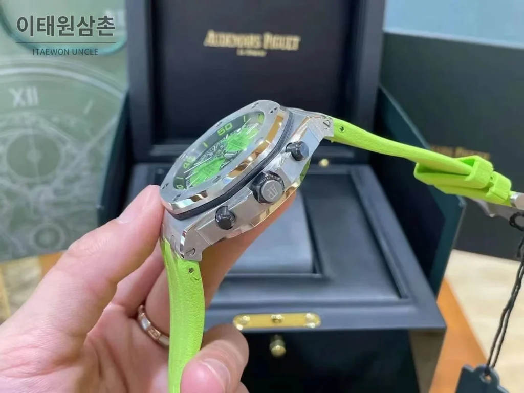 오데마피게 로열오크 오프쇼어 크로노그래프 스틸 블랙다이얼 오토매틱 42mm 그린 러버 스트랩