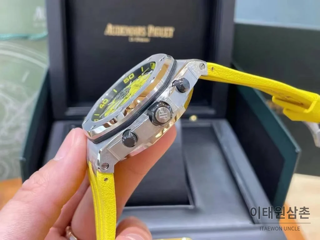 오데마피게 로열오크 오프쇼어 크로노그래프 스틸 블랙다이얼 오토매틱 42mm 옐로우 러버 스트랩