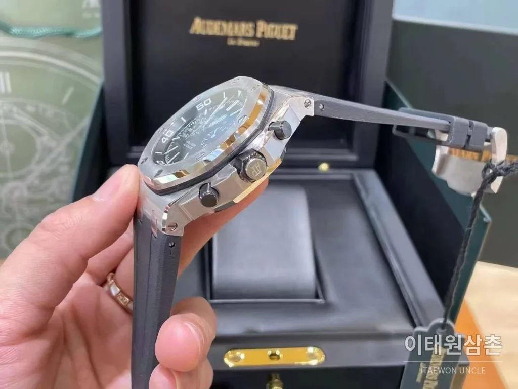 오데마피게 로열오크 오프쇼어 크로노그래프 스틸 블랙다이얼 오토매틱 42mm 블랙 러버 스트랩 (2)