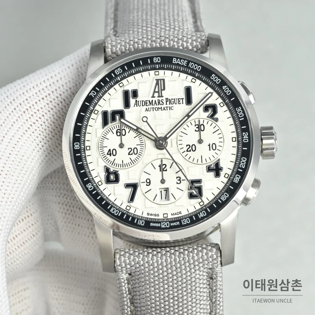 오데마피게 로얄오크 오프쇼어 크로노그래프 스틸 오토매틱 41mm 26048 블루 다이얼 그레이 나일론 스트랩 실버 베젤