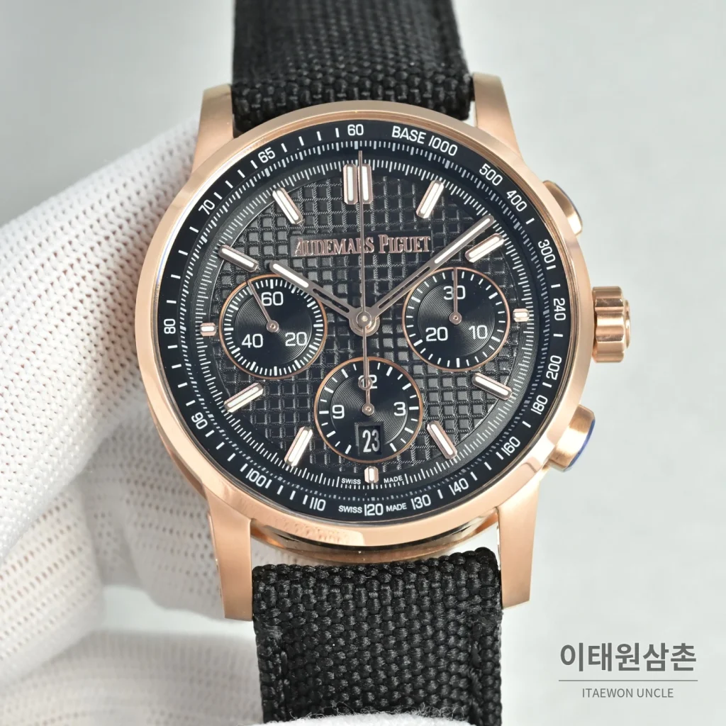 오데마피게 로얄오크 오프쇼어 크로노그래프 스틸 오토매틱 41mm 26048 화이트 다이얼 그레이 나일론 스트랩