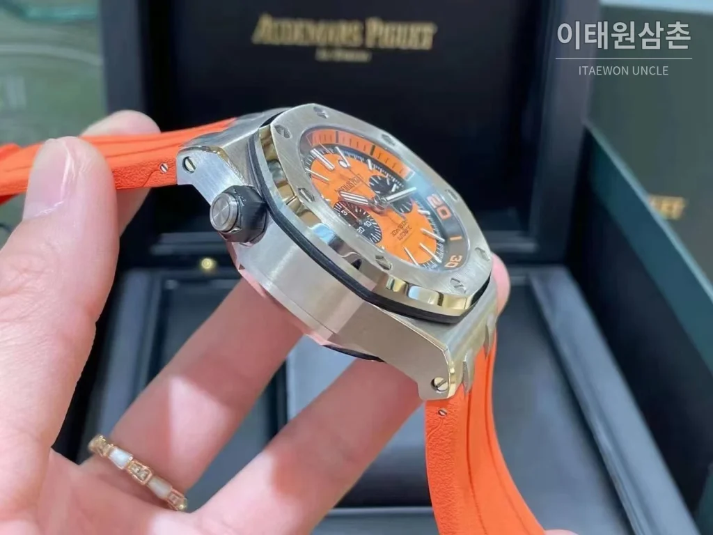 오데마피게 로열오크 오프쇼어 크로노그래프 스틸 블랙다이얼 오토매틱 42mm 오렌지 러버 스트랩