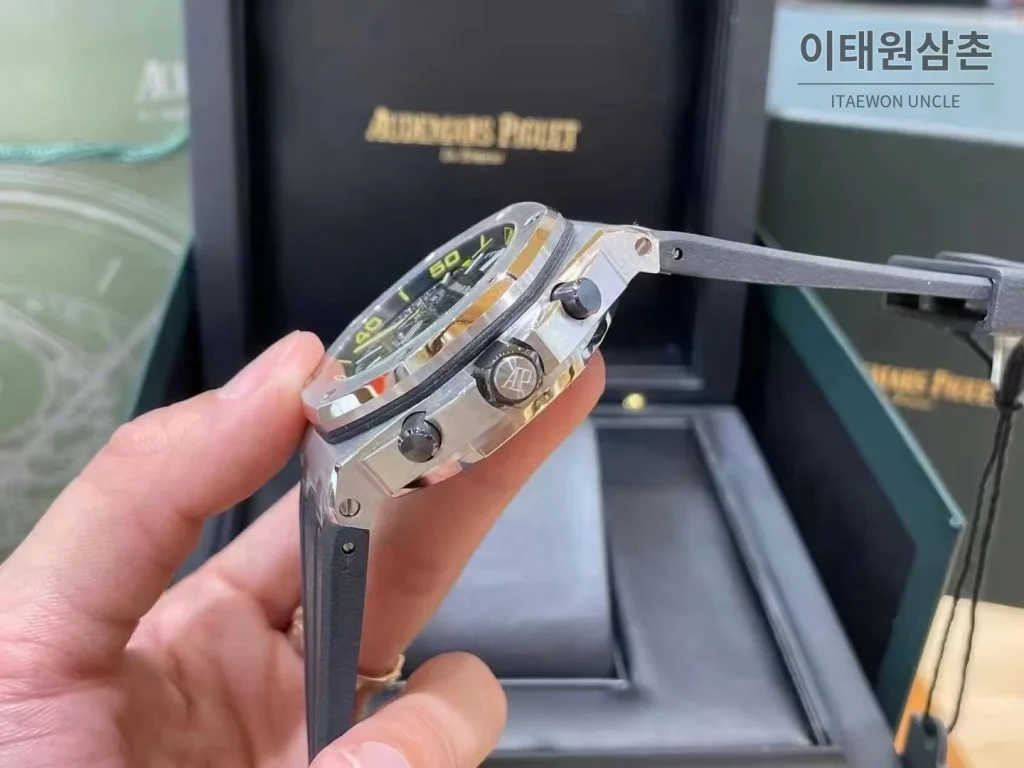 오데마피게 로열오크 오프쇼어 크로노그래프 스틸 블랙다이얼 오토매틱 42mm 블랙 러버 스트랩