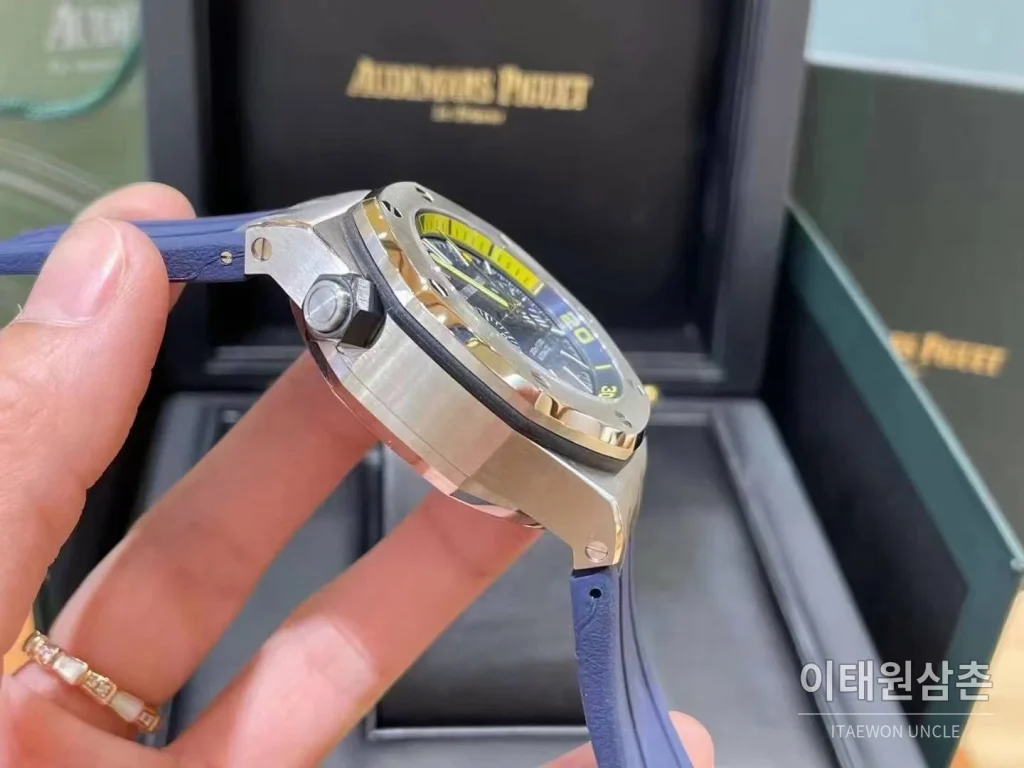 오데마피게 로열오크 오프쇼어 크로노그래프 스틸 블랙다이얼 오토매틱 42mm 블루 러버 스트랩