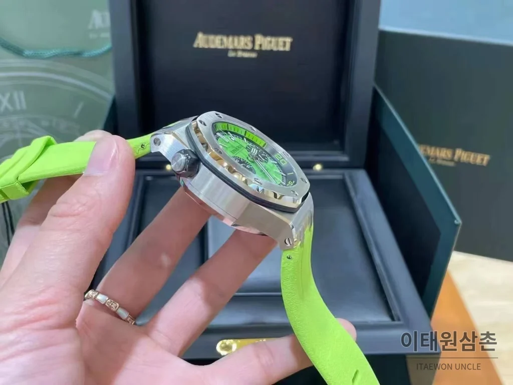 오데마피게 로열오크 오프쇼어 크로노그래프 스틸 블랙다이얼 오토매틱 42mm 그린 러버 스트랩