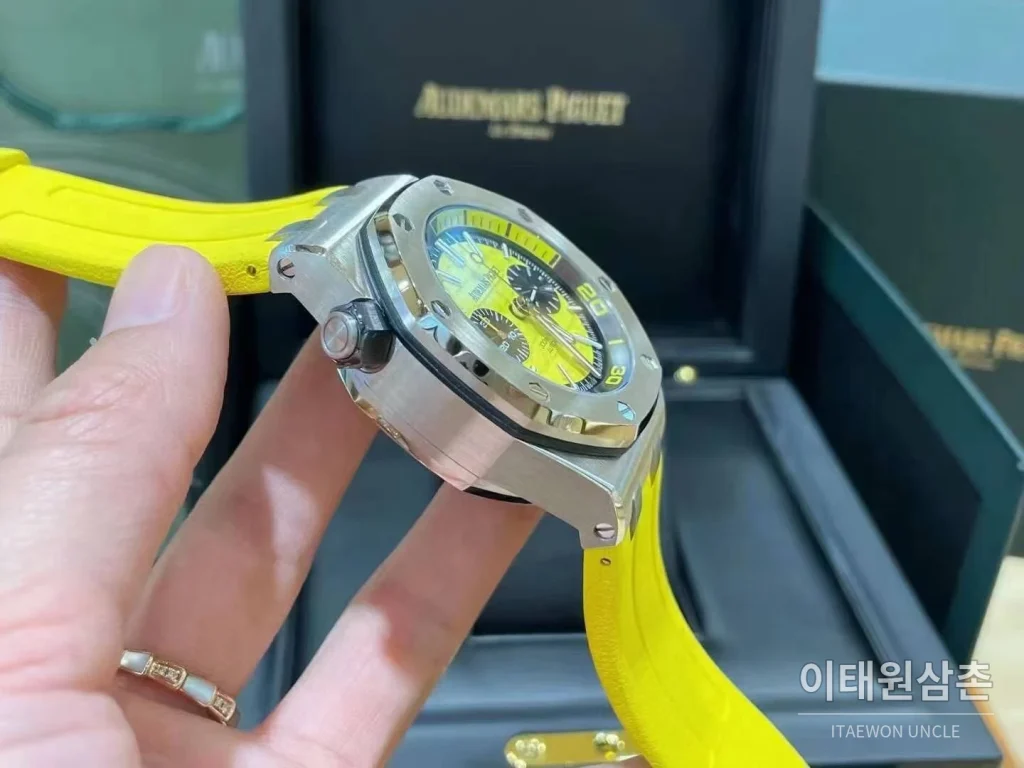 오데마피게 로열오크 오프쇼어 크로노그래프 스틸 블랙다이얼 오토매틱 42mm 옐로우 러버 스트랩