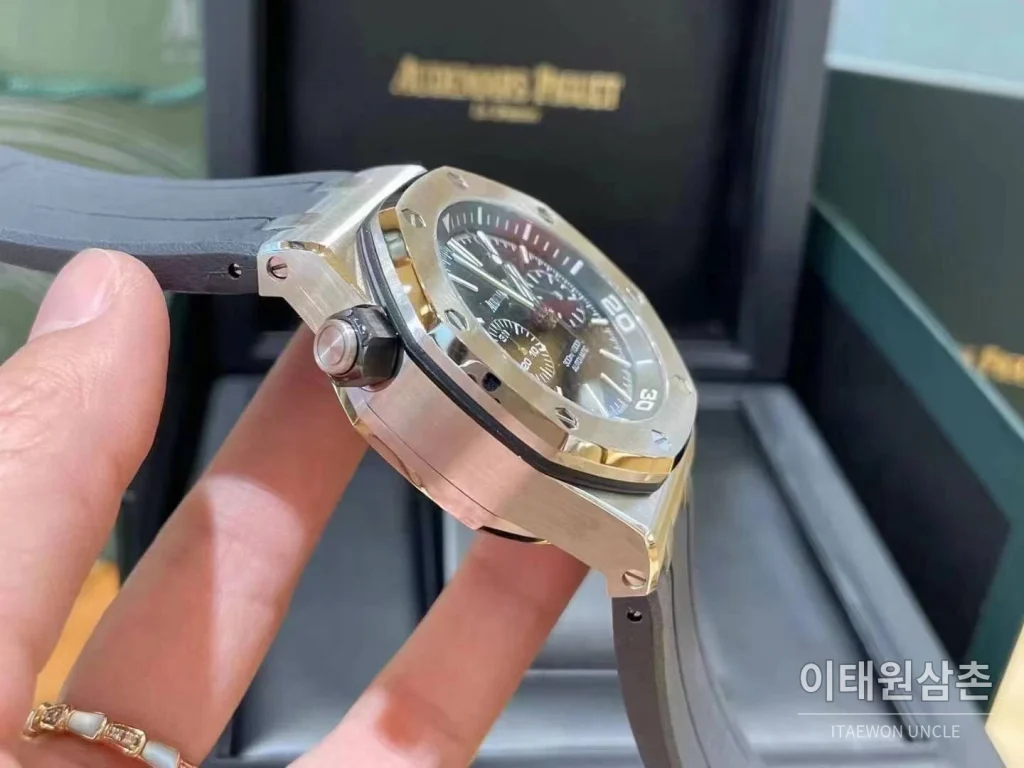 오데마피게 로열오크 오프쇼어 크로노그래프 스틸 블랙다이얼 오토매틱 42mm 블랙 러버 스트랩 (2)