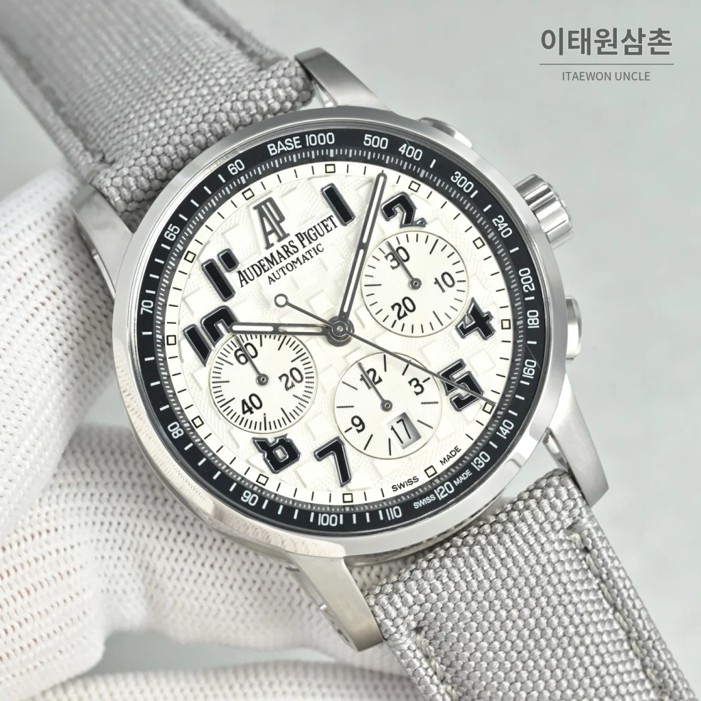오데마피게 로얄오크 오프쇼어 크로노그래프 스틸 오토매틱 41mm 26048 블루 다이얼 그레이 나일론 스트랩 실버 베젤